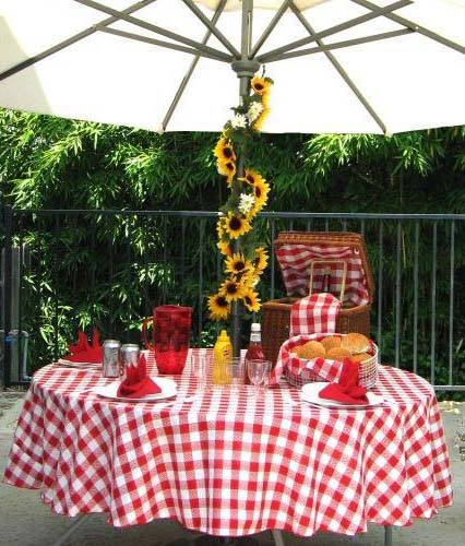 108 Round Checkered Table Linen with Umbrella Hole
